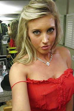 Samantha Saint With Big Boobs Makes Amateur Shots