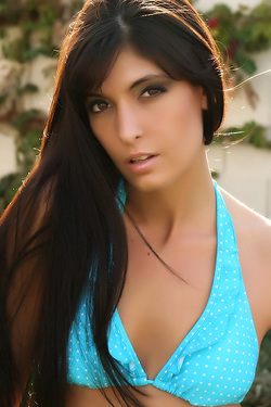 Sweet Brunette Vixen Babe Courtney